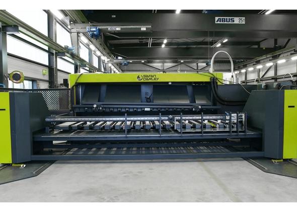 SafanDarley M-Shear 430-6 met een transport- en een kras-arm stapelsysteem